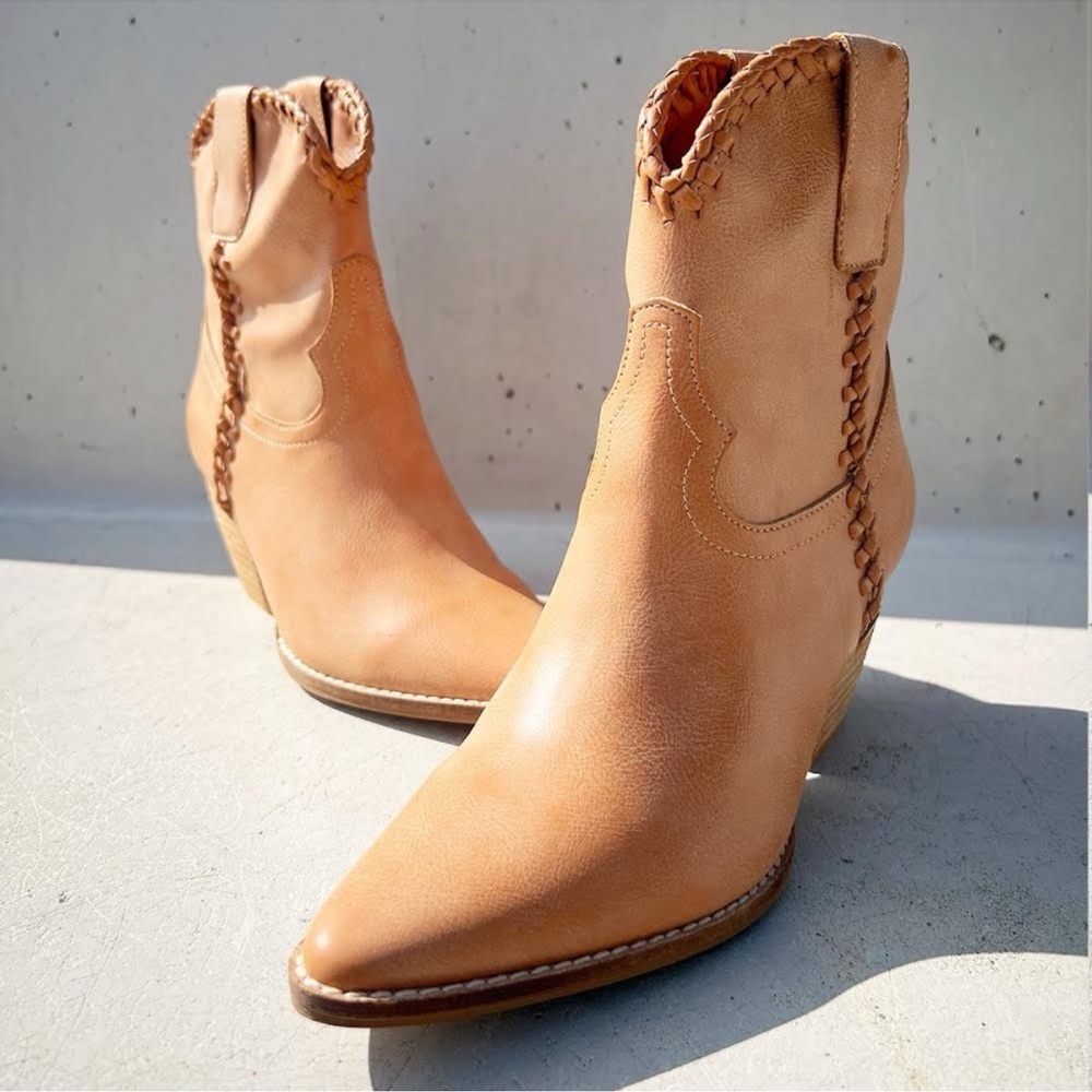 NEW Western Cowboy Whipstitched Ankle Boots
Pointy Toe Block Heel Distress Taupe